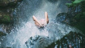 cachoeira da toca em ilhabela com hospedagem na rede velinn