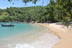 conheca a praia da fome em ilhabela