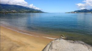 visite a praia do itaquanduba em ilhabela com a velinn pousada chale suisso