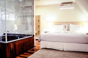 Quarto Master com Hidromassagem - Velinn Pousada Chateau do Luar Prime em Campos do Jordão