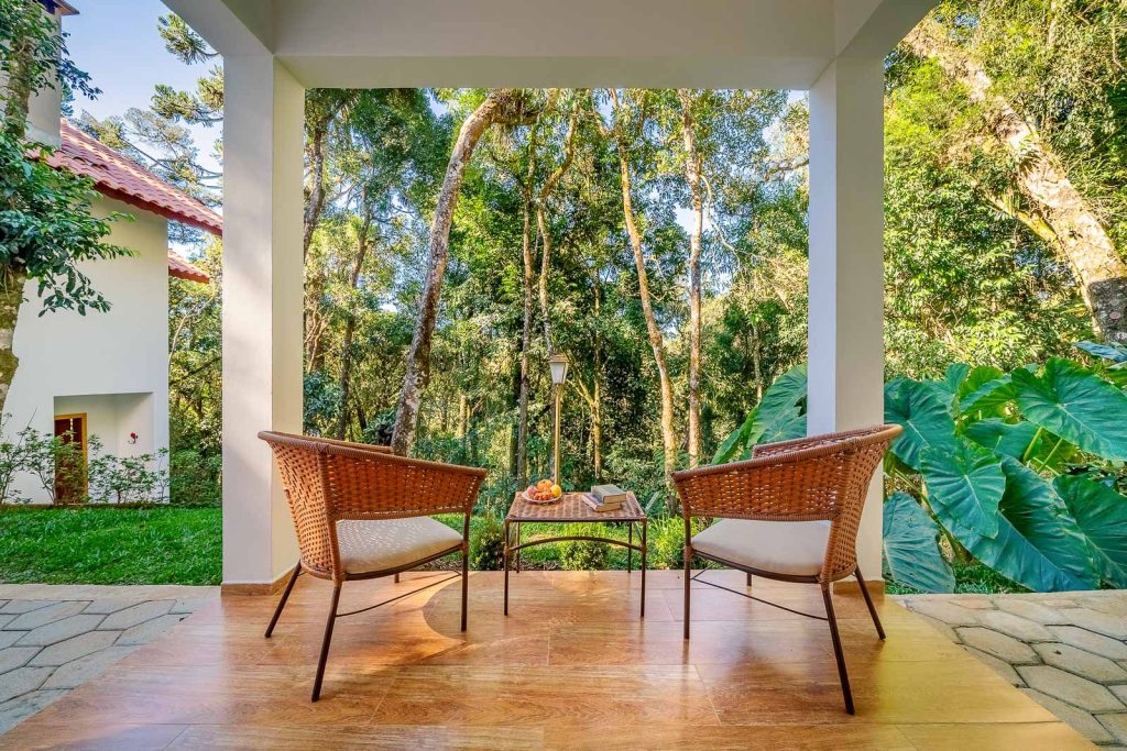 Velinn Pousada Jardim da Mantiqueira em Monte Verde - Varanda privativa com vista para a mata