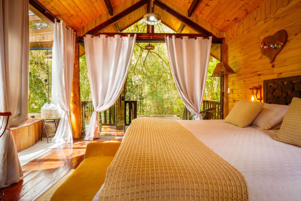 Hospedagens Velinn para escapadas românticas ou descanso em família nos feriados (Foto: Velinn Pousada Recanto da Natureza, em Monte Verde)