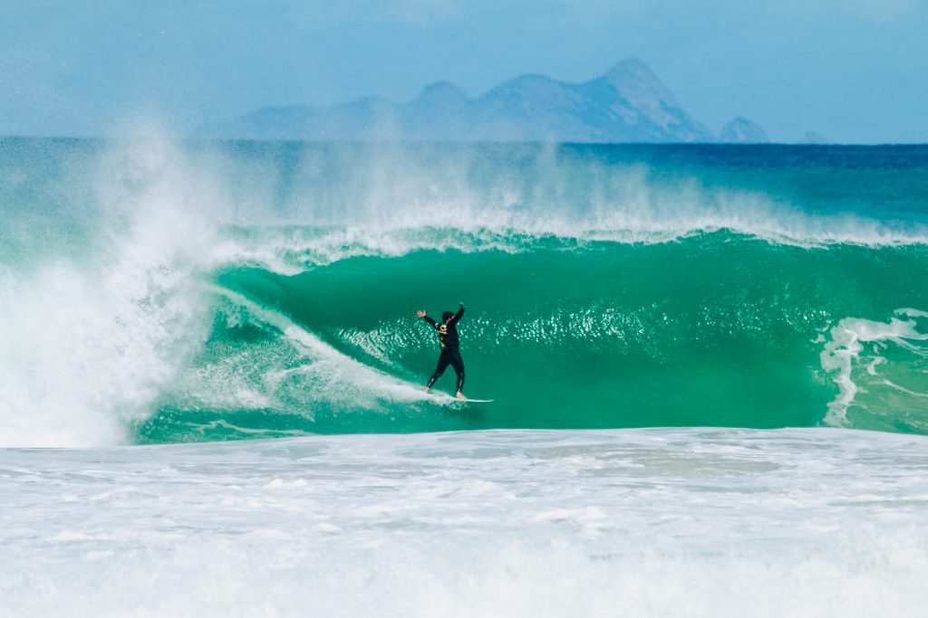 Surf na Praia de Maresias, em São Sebastião, Litoral Norte de SP - Hotéis e Pousadas Velinn - WSL Sunset Reggae Edition Maresias