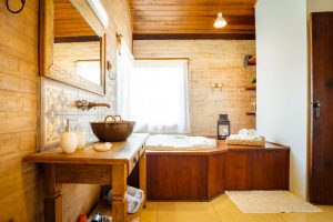 Velinn Hotel Fazenda Fonte das Hortênsias tem chalés pet friendly com lareira e hidromassagem para experiências românticas em Santo Antônio do Pinhal