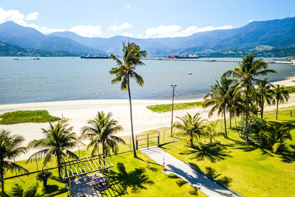 Velinn Hotel Guarda Mor em São Sebastião em frente ao mar
