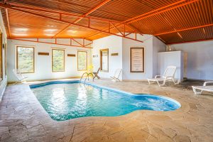 Piscina coberta climatizada garante o lazer mesmo durante o inverno no Velinn Estrela da Serra Hotel Fazenda em Santo Antônio do Pinhal