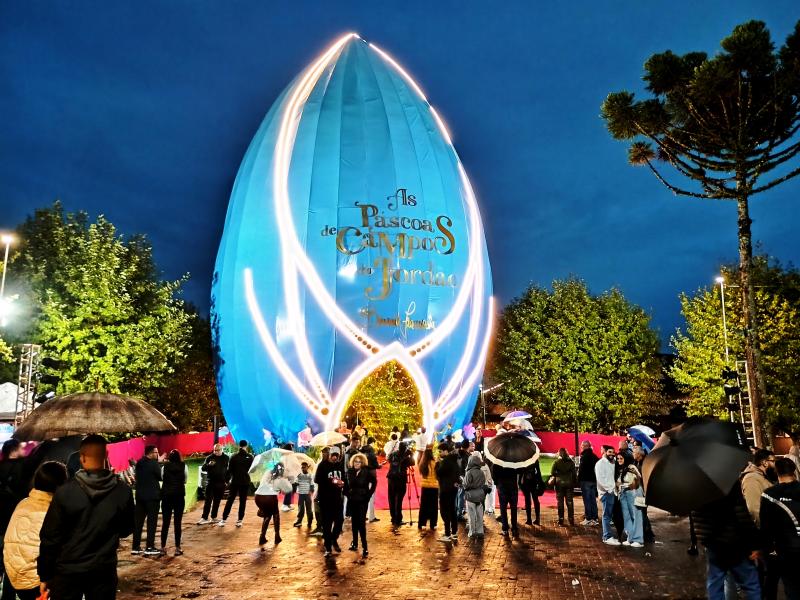 Atração de 20 m de altura pode entrar no Guinness como o maior ovo de Páscoa do mundo