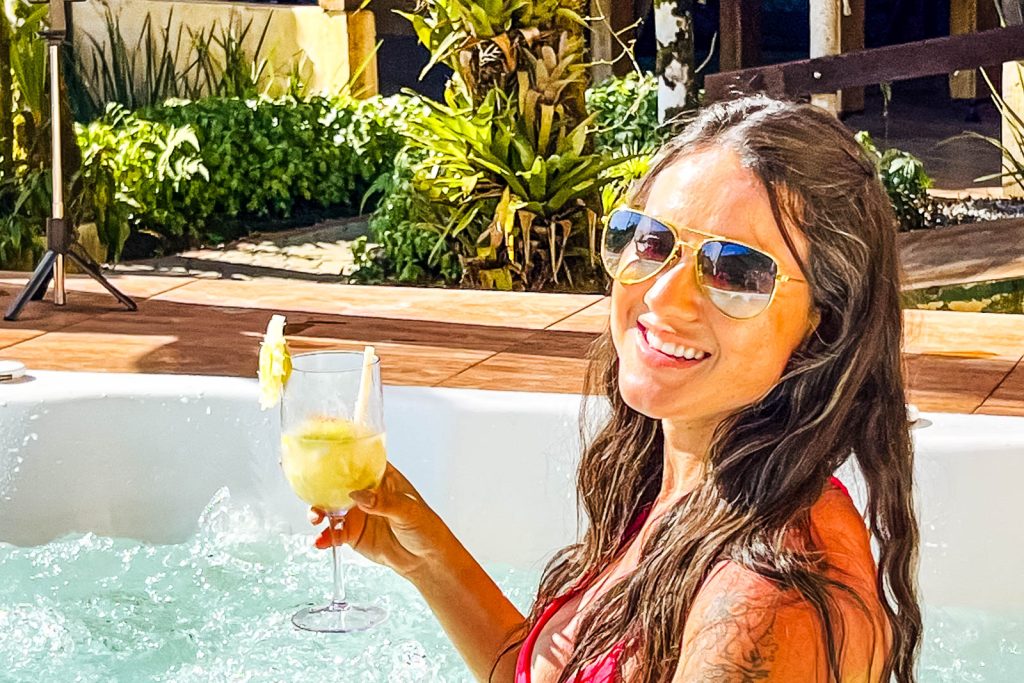 Velinn Pousada Recanto dos Tangarás na Praia de Juquehy, em São Sebastião, tem piscina e jacuzzi para momentos relaxantes em casal ou família