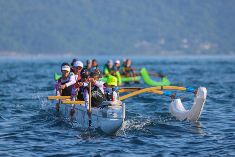 Canoa havaiana em Ilhabela (foto: Fábio Mota)