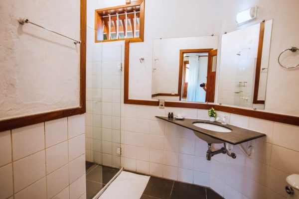 Banheiro Quarto Duplo Standard Velinn Ponta do Pequeah 96