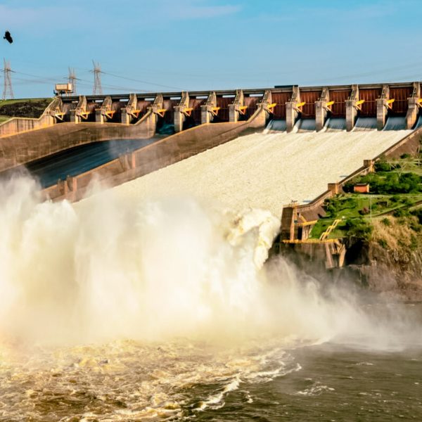 Seis das 14 comportas do vertedouro da Usina de Itaipu, em Foz do Iguaçu, no Paraná, estão abertas para escoar o excesso de água, causado pelo grande volume de chuvas dos últimos dias na região Sul. No domingo (18), a vazão chegou a 4,5 milhões de litros de água por segundo – quantidade equivalente a três Cataratas do Iguaçu.
