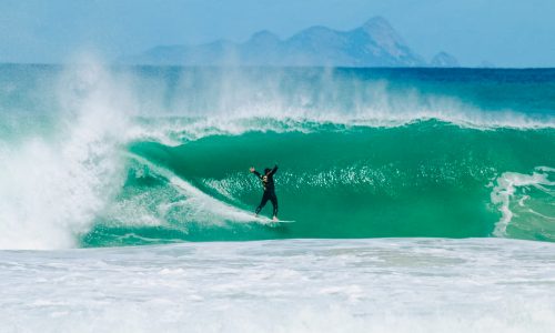 Surf na Praia de Maresias, em São Sebastião, Litoral Norte de SP - Hotéis e Pousadas Velinn - WSL Sunset Reggae Edition Maresias